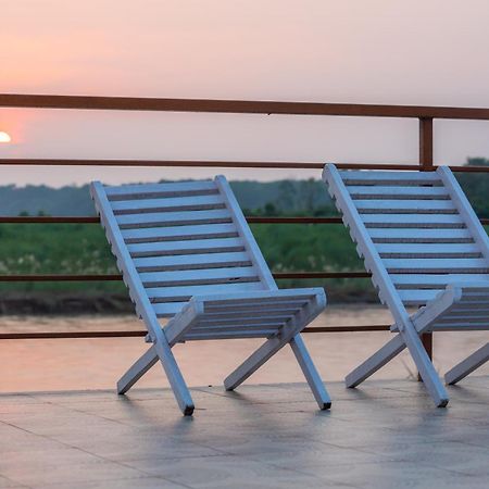 Park Safari Resort, Chitwan National Park ภายนอก รูปภาพ