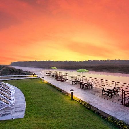Park Safari Resort, Chitwan National Park ภายนอก รูปภาพ