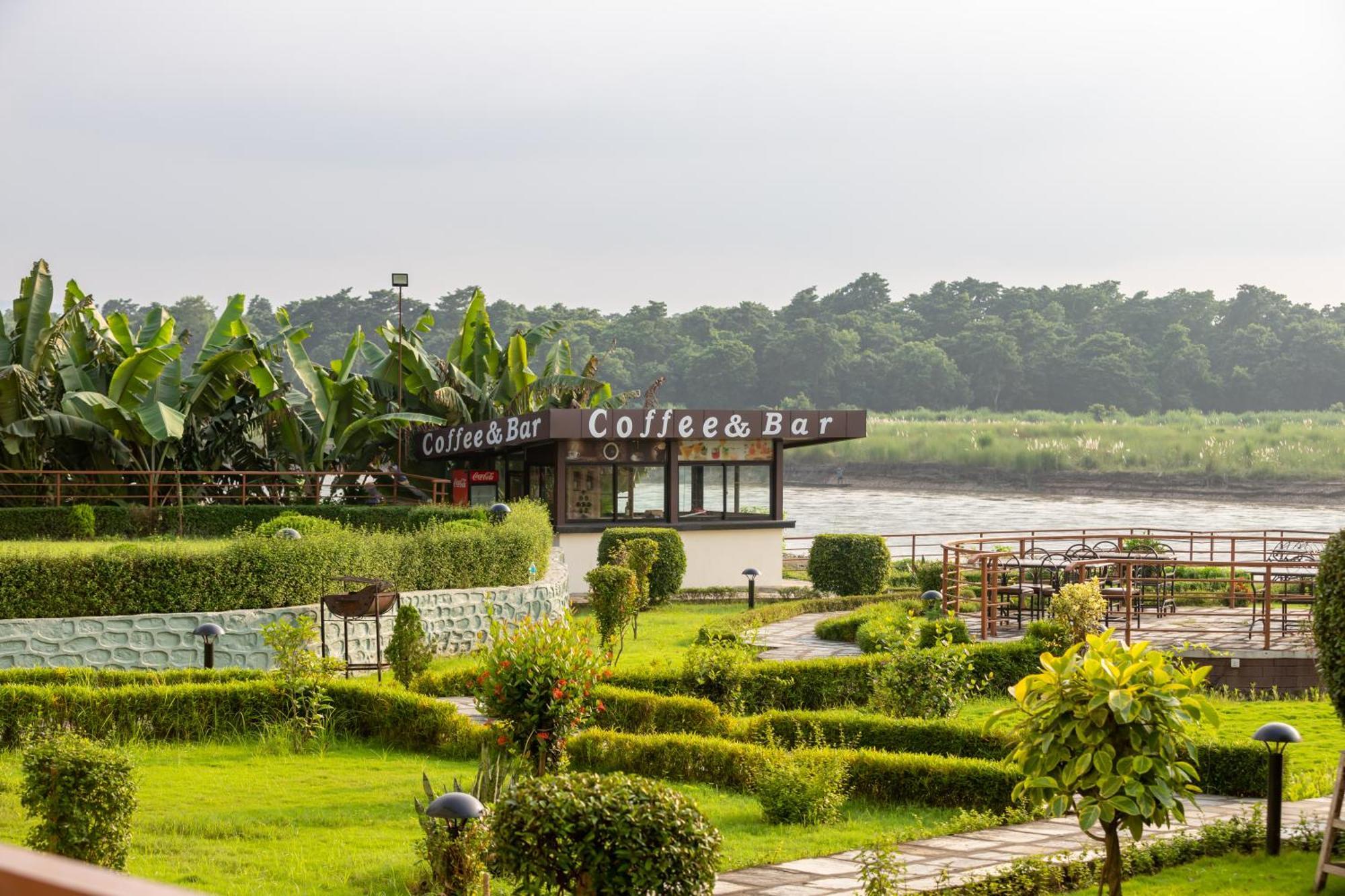 Park Safari Resort, Chitwan National Park ภายนอก รูปภาพ