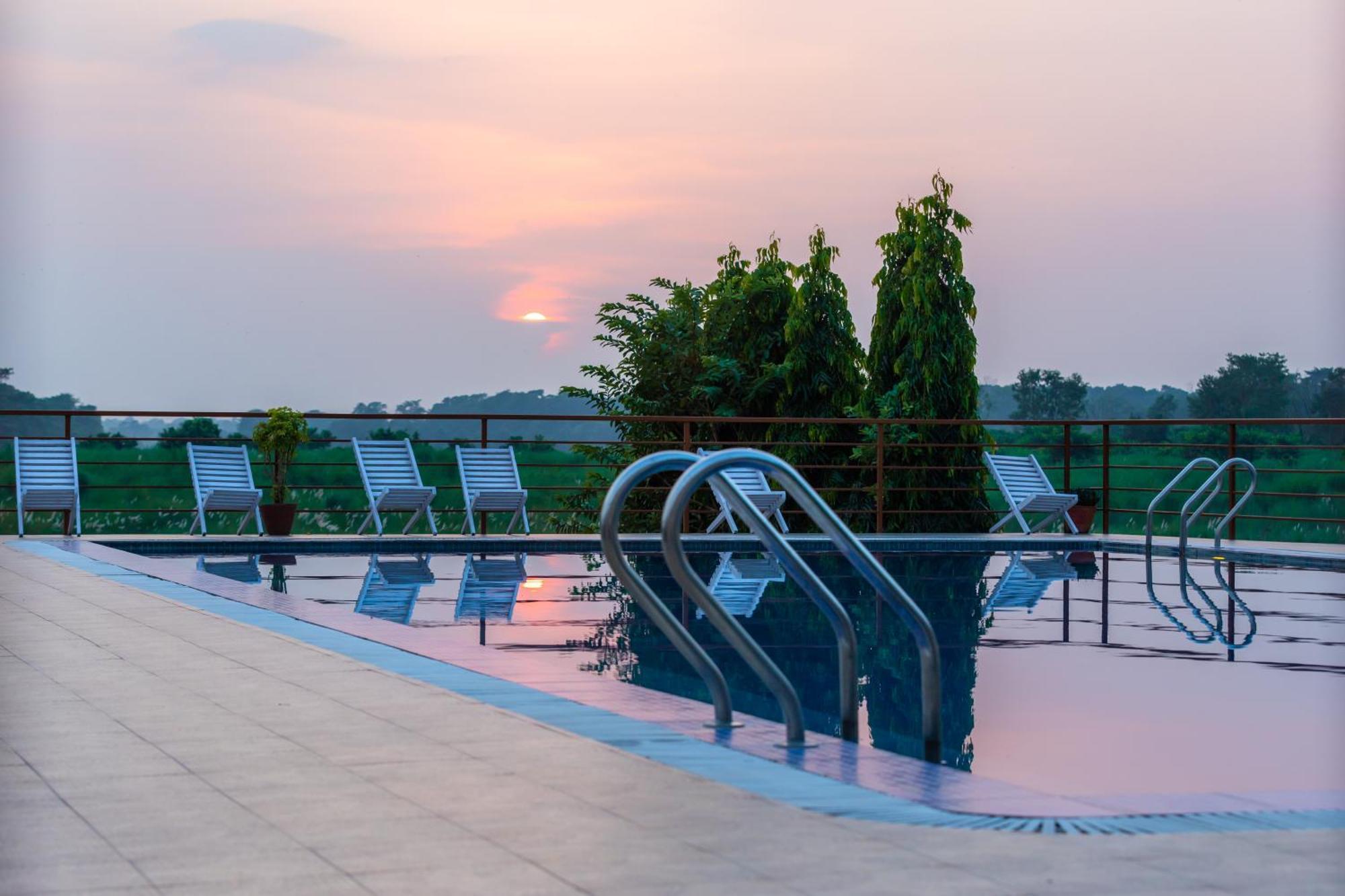 Park Safari Resort, Chitwan National Park ภายนอก รูปภาพ
