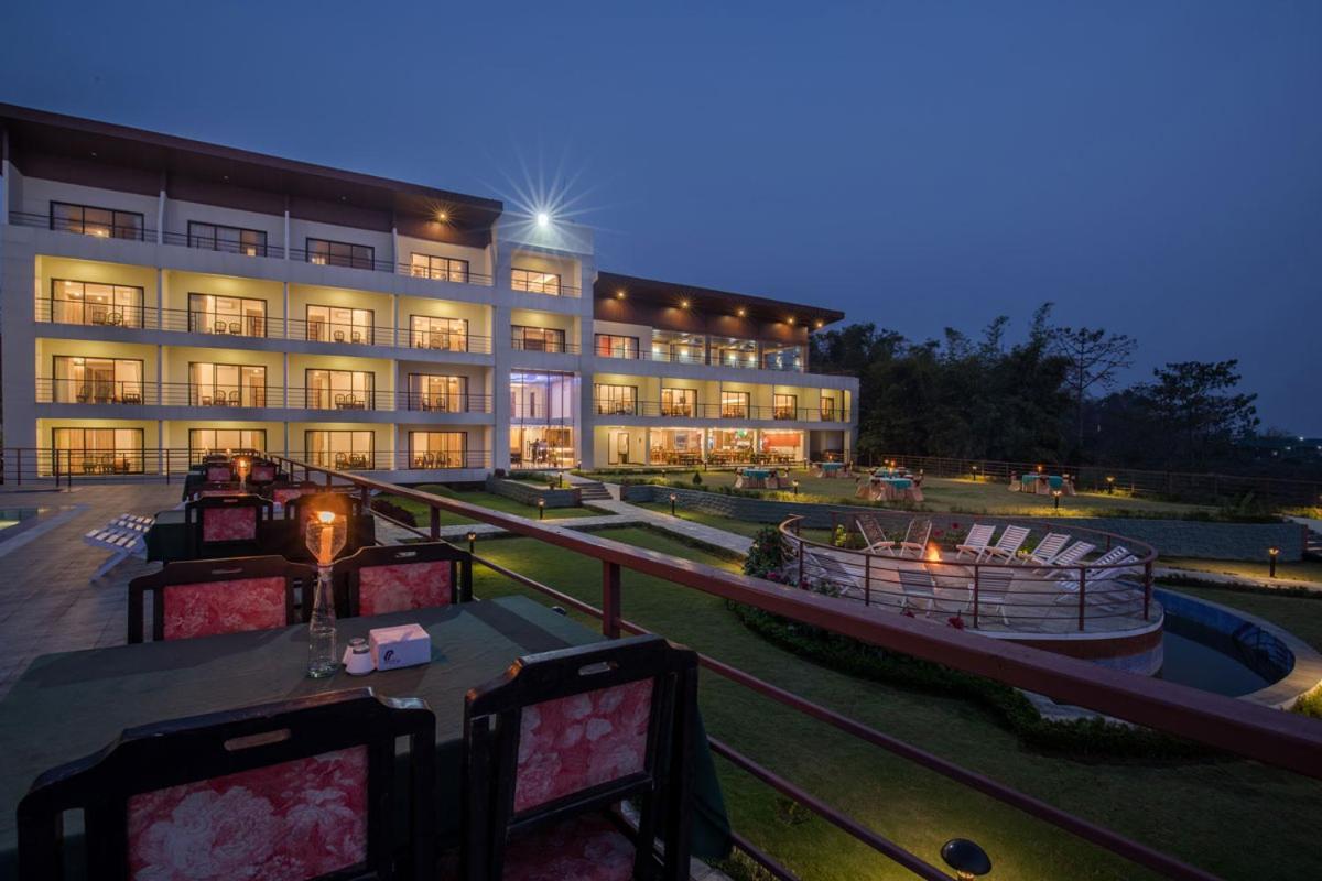 Park Safari Resort, Chitwan National Park ภายนอก รูปภาพ