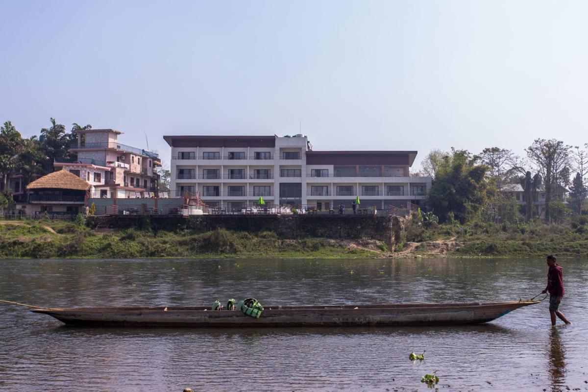 Park Safari Resort, Chitwan National Park ภายนอก รูปภาพ