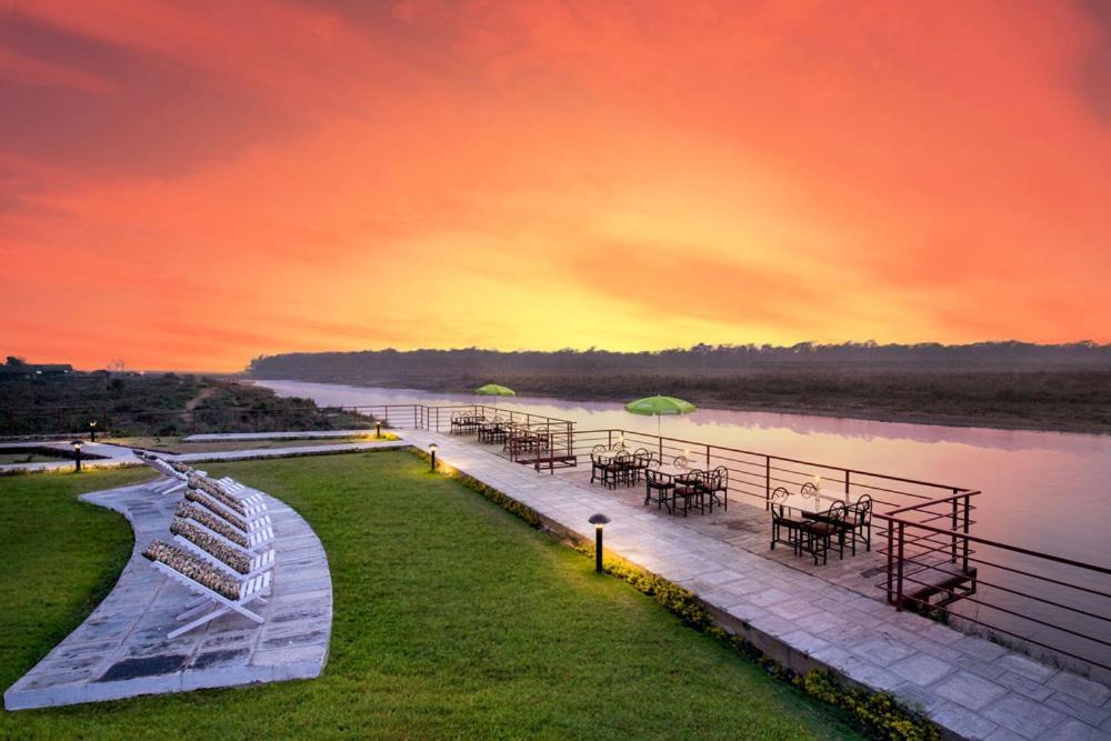 Park Safari Resort, Chitwan National Park ภายนอก รูปภาพ